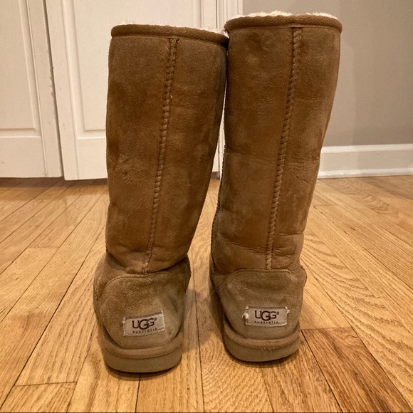 🚫DONATED🚫 Woman’s Ugg Classic Tall - Picture 3 of 13